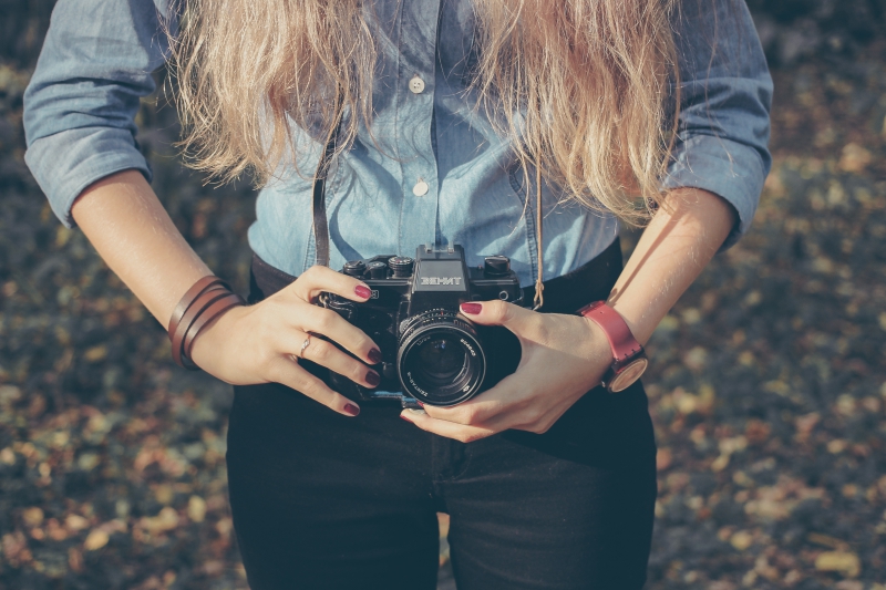 photographe-BEUIL-min_hand-person-girl-woman-camera-photography-614-pxhere.com